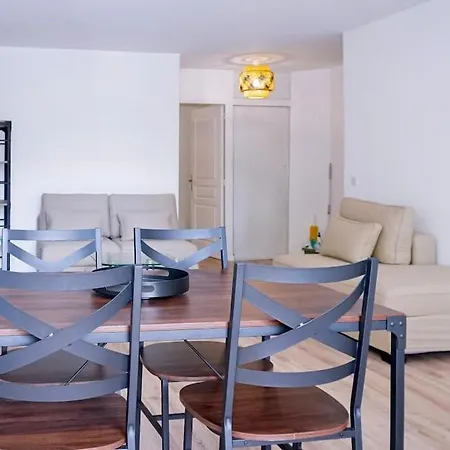 Bright Sanctuary Near Paris Apartment